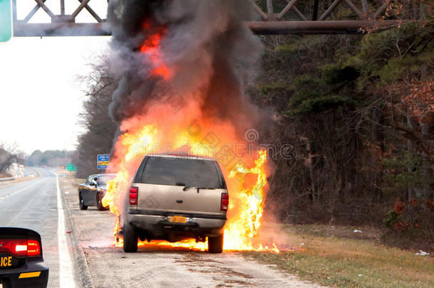 公路一侧的汽车着火了