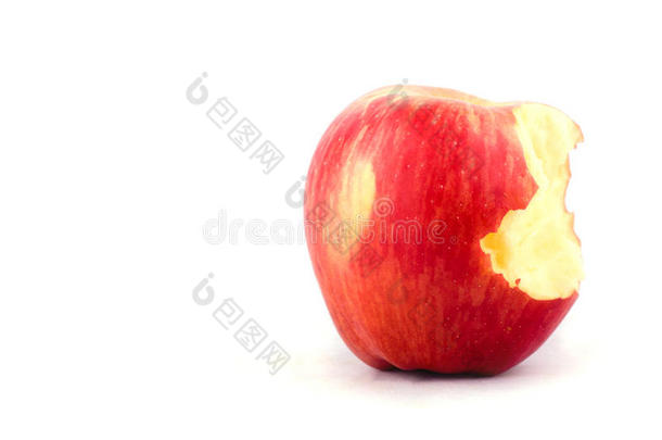 新鲜的红色苹果，在白色背景上缺少一口健康的苹果水果食品