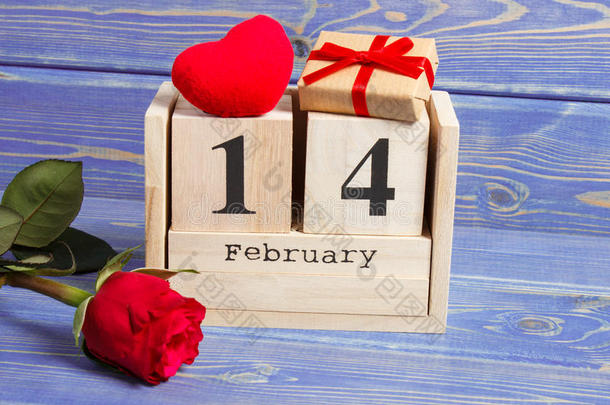 立方体日历与礼物，红心和玫瑰花，情人节