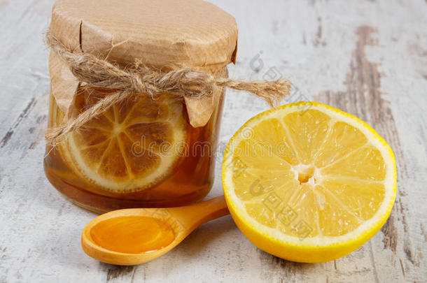 木制桌子上新鲜柠檬和蜂蜜，营养健康