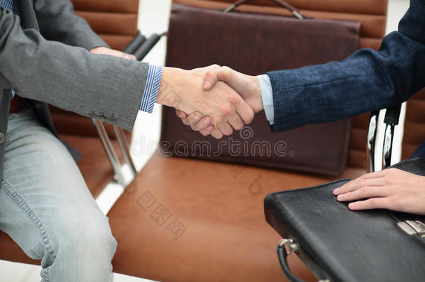 商人握手与他的合伙人达成协议