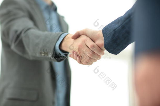 商人握手与他的合伙人达成协议