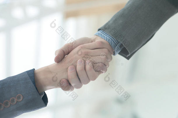 商人握手与他的<strong>合伙人</strong>达成协议