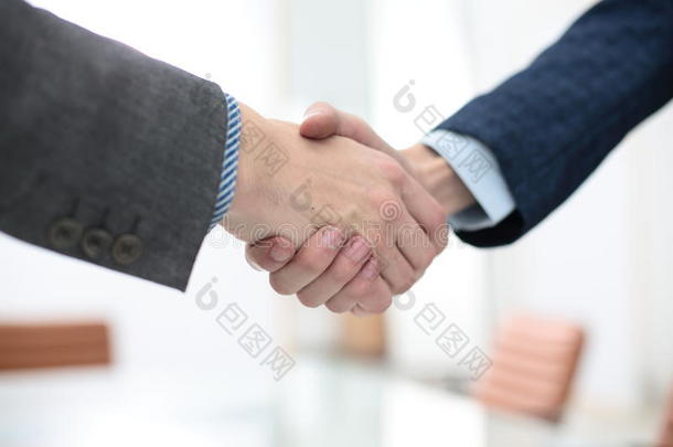 商人握手与他的<strong>合伙人</strong>达成协议