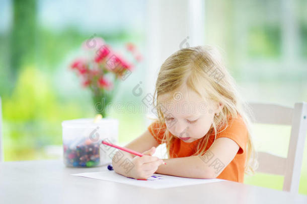 可爱的小女孩在托儿所用铅笔画画。 学校里有创意的孩子绘画。 女孩在家做作业。