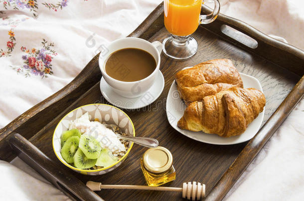 早餐在床上用木制托盘与咖啡，果汁，莫斯利