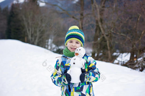 可爱的孩子，堆雪人，在山上玩