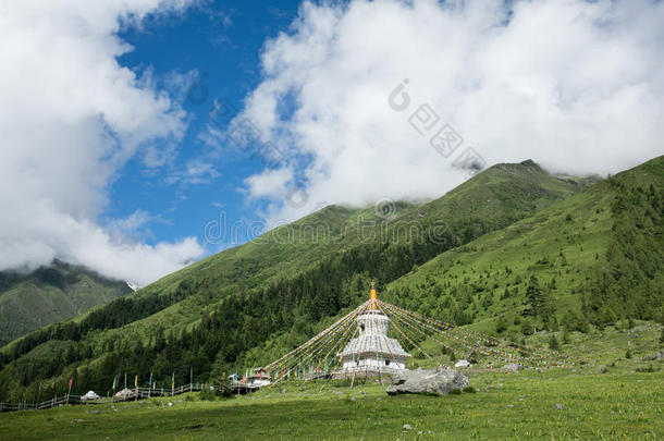 中国四川四姑娘山修建沟壑风光