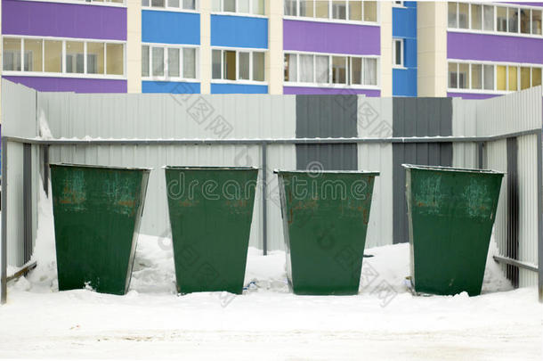 冬季绿色垃圾容器街