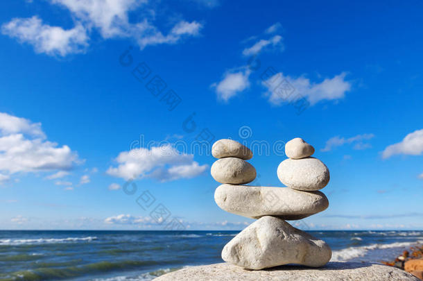 工作和生活之间平衡的概念。 平衡石头和大海。 岩石禅宗的形式的鳞片