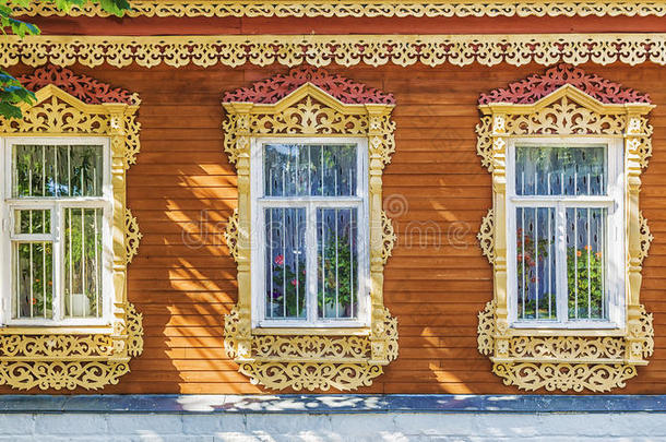 立面俄罗斯房子与雕刻的拱门