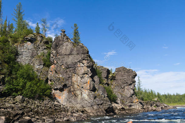 河上神奇的悬崖。 西伯利亚东部。