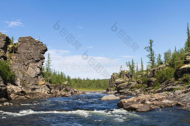 河急流的梦幻悬崖。 西伯利亚东部。