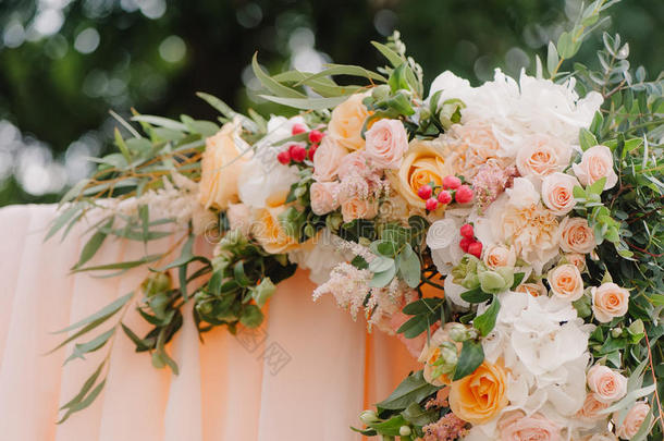 美丽的婚礼牌坊。 拱门装饰着桃花布和鲜花