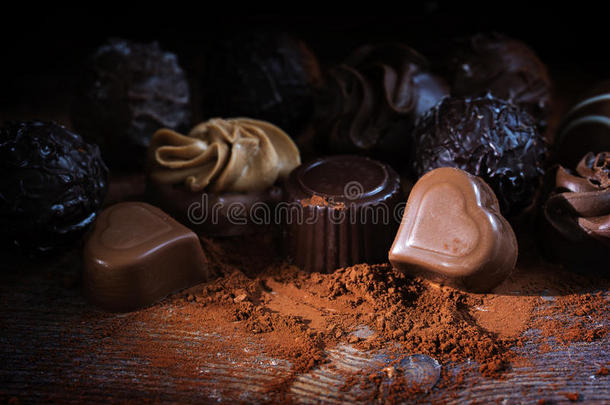 巧克力果脯和可可粉在乡村木材上作为一种爱情礼物