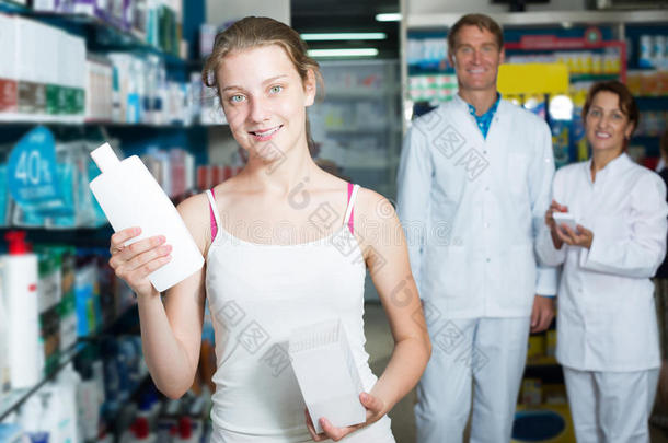 药房女孩青少年选择保健产品