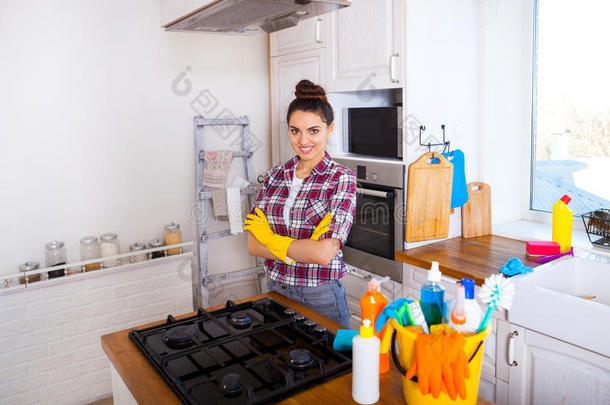 漂亮的年轻女人<strong>打扫</strong>房子。 <strong>打扫</strong>厨房的女孩。 准备好了。
