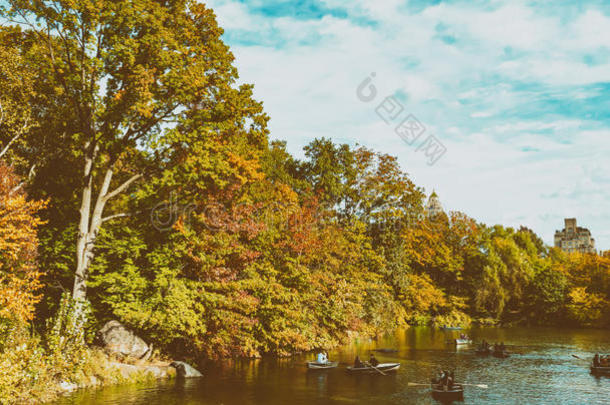 美丽的中央公园秋色，湖光山色，全新