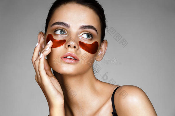 优雅的女人有眼罩，显示出完美的皮肤效果。