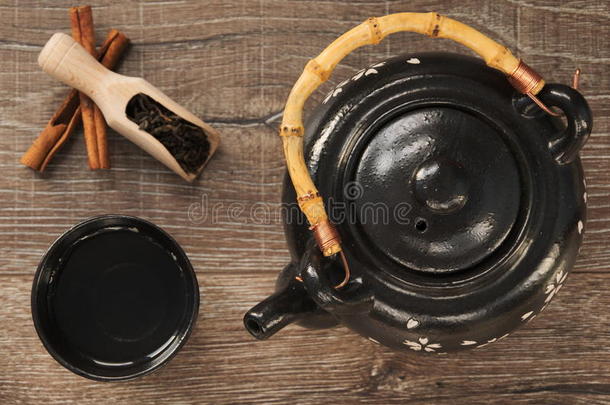 陶瓷茶壶和一碗热水茶，顶部视图