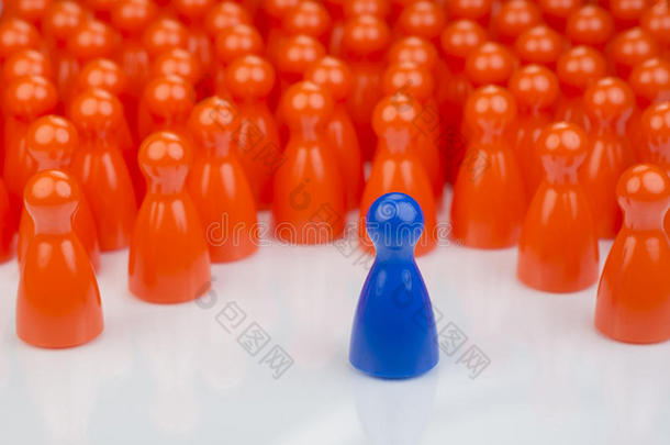 概念橙色游戏棋子和蓝色游戏棋子