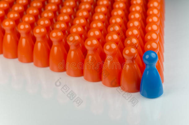 概念橙色游戏棋子和蓝色游戏棋子