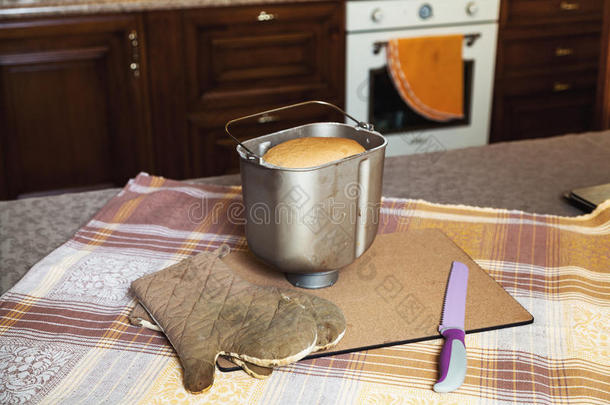 烘焙面包、刀和厨房手套的表格
