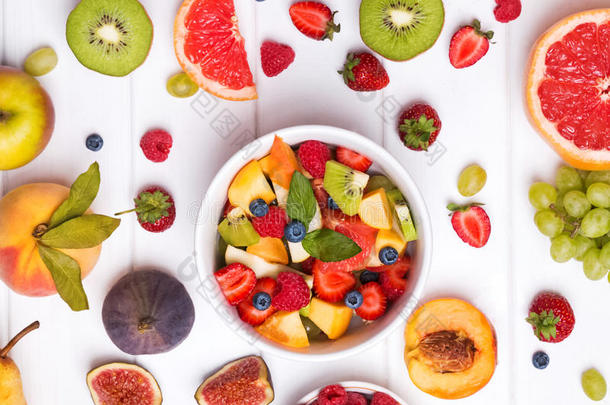 美味的水果和浆果摆在<strong>桌子</strong>上，<strong>俯视</strong>图。