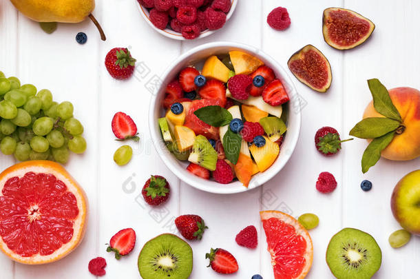 美味的水果沙拉和不同的水果和浆果在白色的桌子上