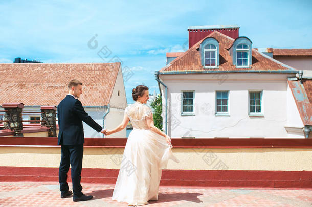 第一场婚礼舞蹈。新婚夫妇在屋顶上跳舞。 结婚那天。 新婚快乐的年轻新娘和新郎。