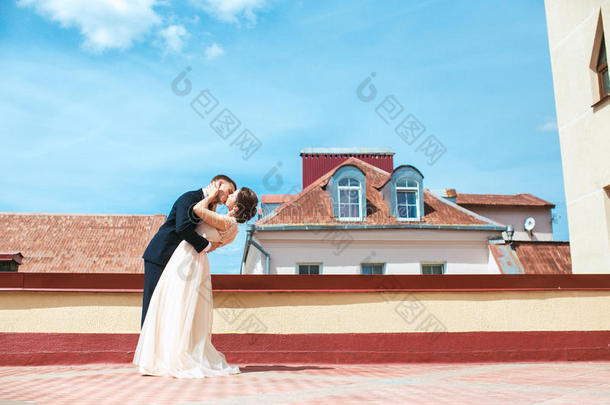 第一场婚礼舞蹈。新婚夫妇在屋顶上跳舞。 结婚那天。 新婚快乐的年轻新娘和新郎。
