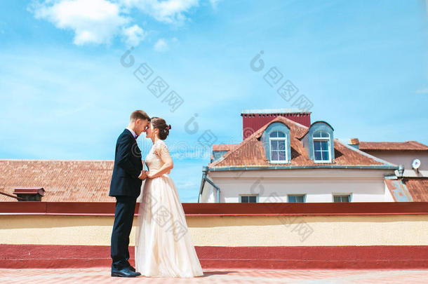 第一场婚礼<strong>舞蹈</strong>。新婚夫妇在屋顶上跳<strong>舞</strong>。 结婚那天。 新婚快乐的年轻新娘和新郎。