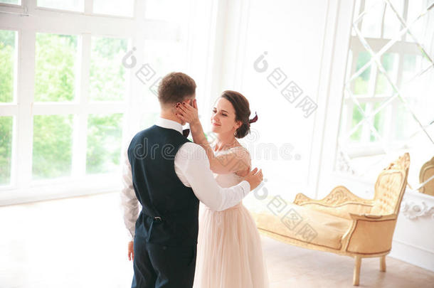 第一次婚礼舞蹈。婚礼情侣在演播室婚礼当天跳舞。 新婚快乐的年轻新娘和新郎。