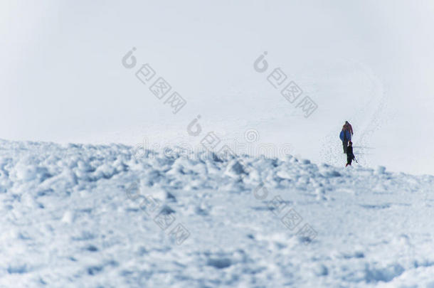 小组徒步旅行冰川hvannadalshnukur峰在冰岛山区景观vatnajokull公园