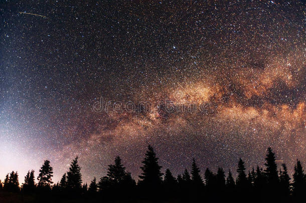 奇妙的冬季流星雨和雪山