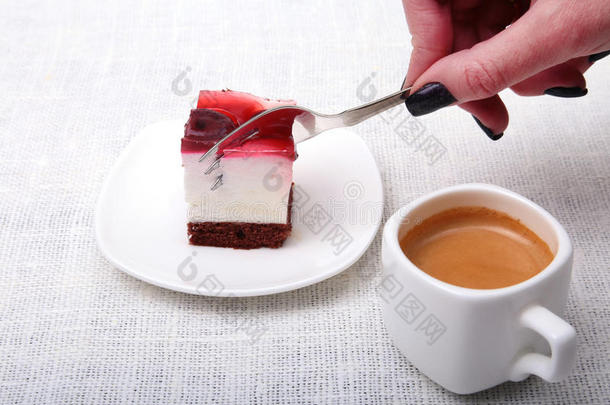 白色咖啡和草莓蛋糕的特写。 红心情人节。