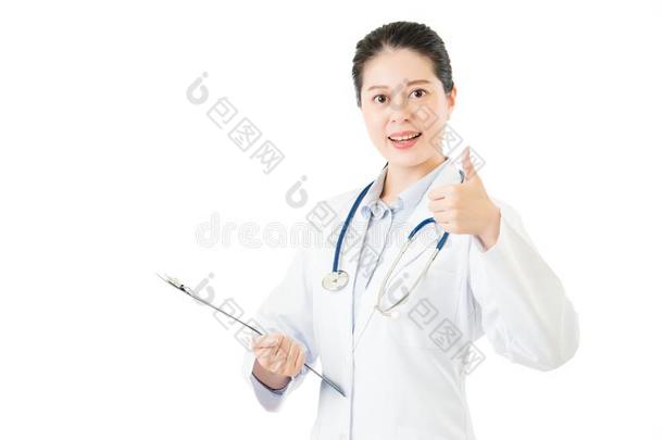 亚洲医生拿着医疗箱剪贴板竖起大拇指