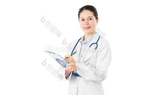 亚洲医生拿着笔在剪贴板上写病历