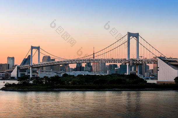 亚洲的吸引力桥城市景观黎明