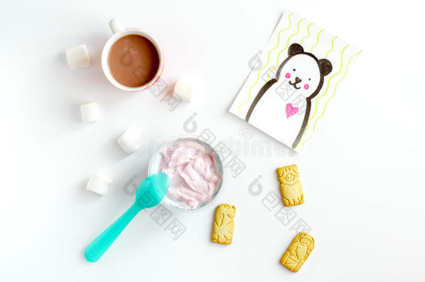 概念儿童早餐与酸奶顶部视图白色背景