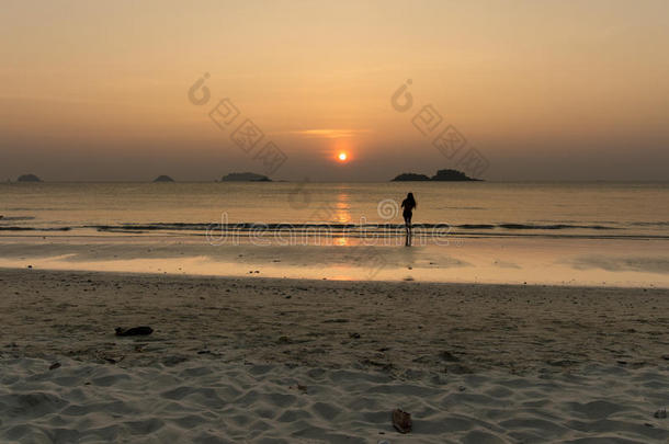 海滩明亮的清楚的海岸轮廓