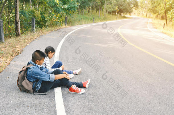 亚洲儿童在自然背景下背包旅行后感到疲倦