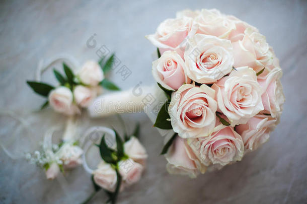 新娘玫瑰花束和手镯花束