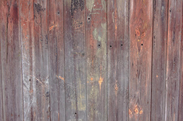 谷仓木墙刨宽纹理。 旧的实木板条粗糙破旧的水平背景。 油漆剥落的风化是