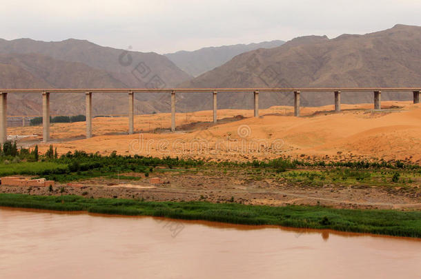 黄河大桥黄河在腾格沙漠，沙坡头，中国