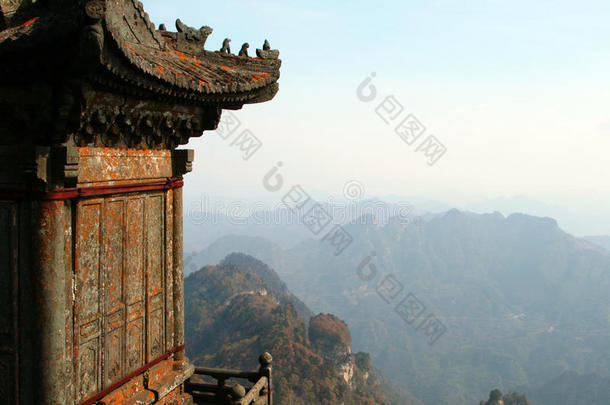 中国湖北武当山一座山峰的秋景