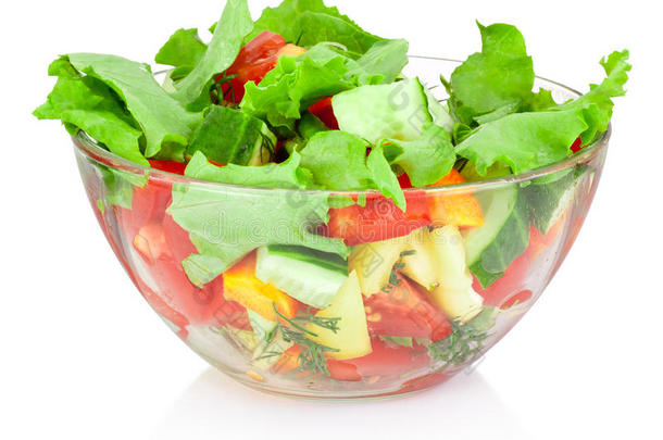 新鲜蔬菜沙拉在玻璃碗中分离在白色背景上