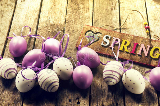 美丽的彩色彩蛋在木制背景上。 复活节或春天的概念。 水平与复制空间。