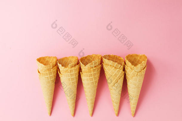 粉红色背景上的空<strong>彩色冰淇淋</strong>锥。 极简主义。 f