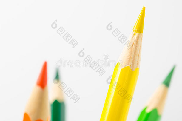 白底黄铅笔